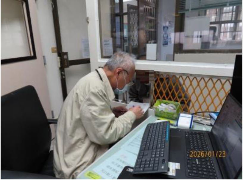 醫師為高齡收容人進行各項檢查。